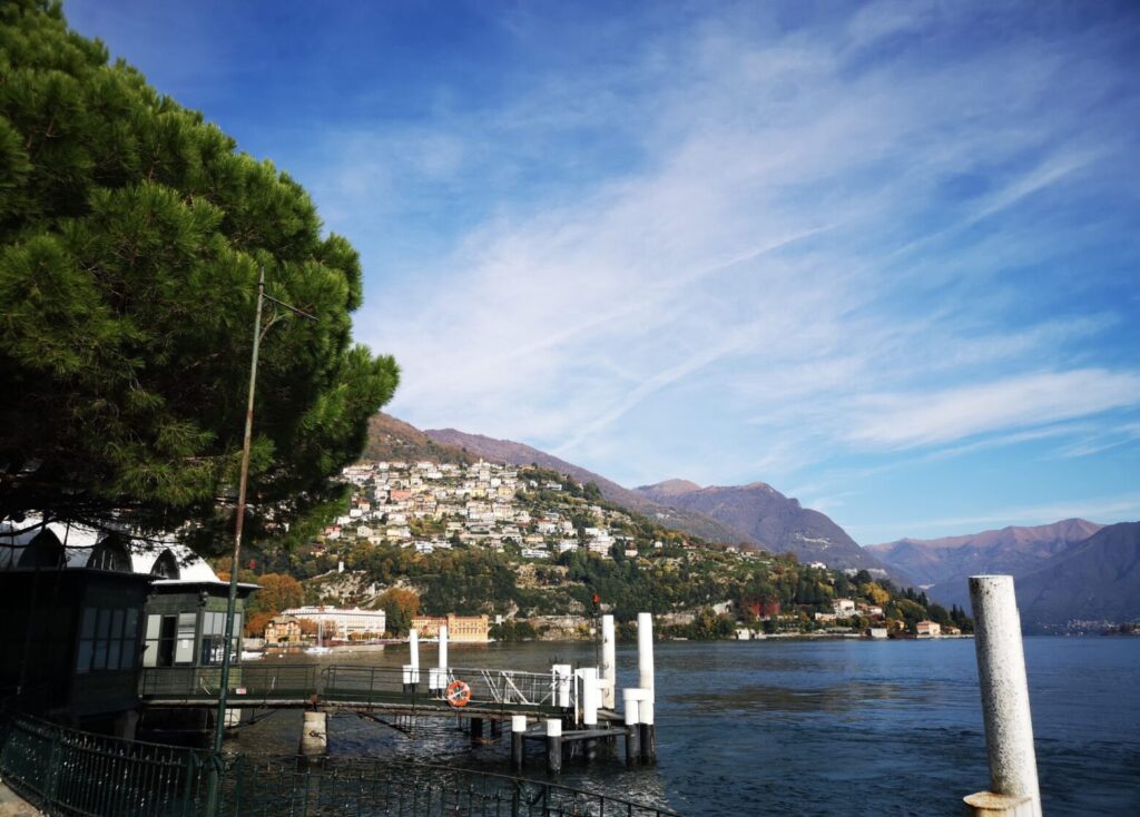 Rovenna sullo sfondo vista dalla riva di Cernobbio